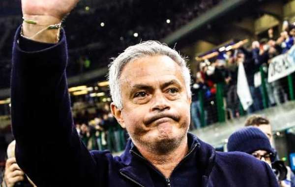 Mourinho torna per la prima volta al Meazza ma perde, ammettendo che l'Inter è davvero forte