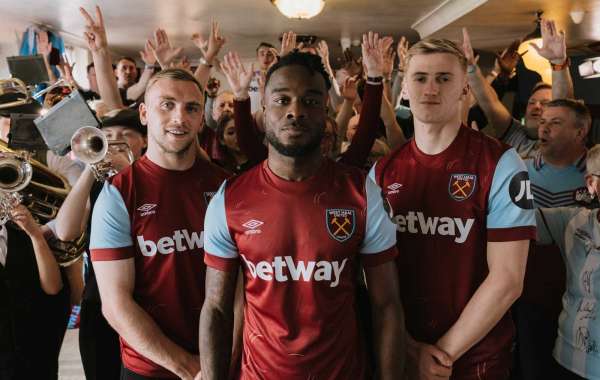 West Ham United hat das Heimtrikot für die Saison 2023/24 veröffentlicht